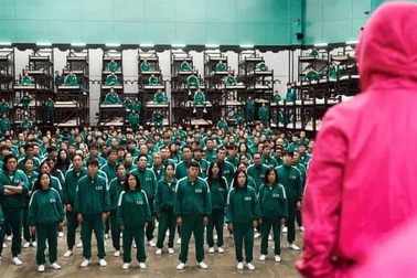 Người mẹ gây tranh cãi khi rủ con lớp 2 xem... "Trò chơi con mực"