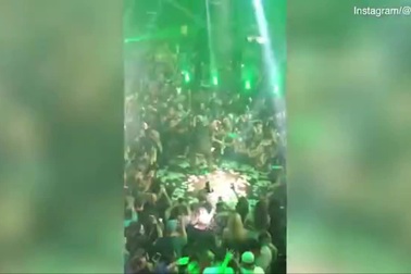 Rapper “vung” 50.000 USD tặng fan