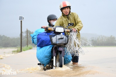 Người dân ước ao không còn cảnh phải phá mái nhà giữ mạng sống cả gia đình