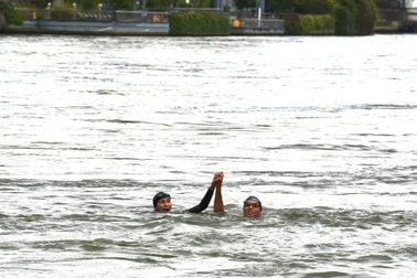 Bộ trưởng Pháp xuống sông Seine bơi để chứng minh nước sạch