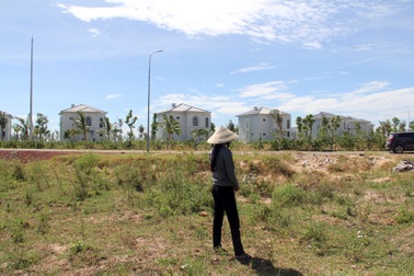 “Quan huyện” lập kế lừa dân cuỗm đất vàng giá rẻ