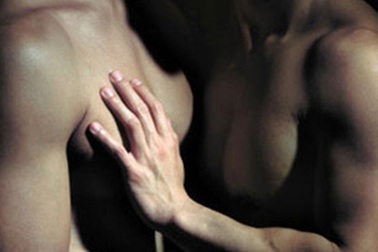 Bi hài cảnh “vợ chồng” gay 