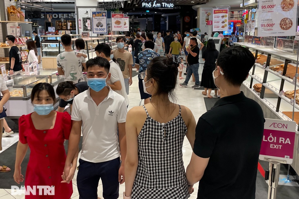 Trung tâm thương mại ở Hà Nội đông nghịt khách đêm rằm Trung thu - 5 Trung tâm thương mại ở Hà Nội đông nghịt khách đêm rằm Trung thu - 5