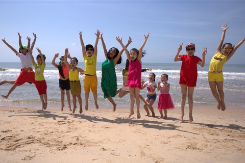 Đoan Trang - Hà Lê “vui hết cỡ” trên biển cùng học trò