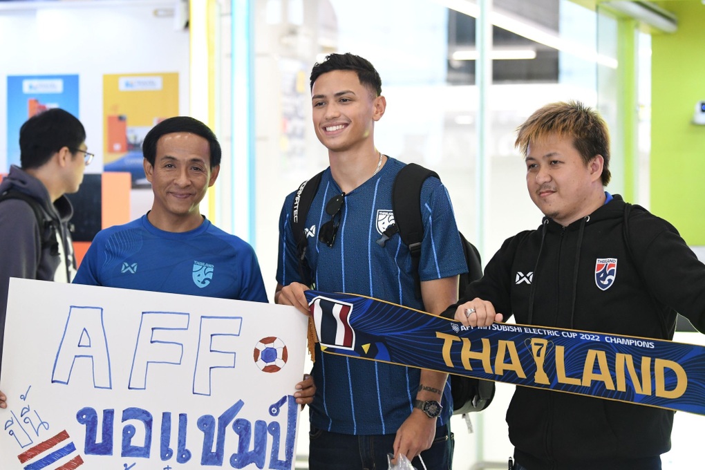 Ngôi sao Thái Lan ngồi xe lăn sang Việt Nam dự chung kết AFF Cup 2024 - 2 Ngôi sao Thái Lan ngồi xe lăn sang Việt Nam dự chung kết AFF Cup 2024 - 2