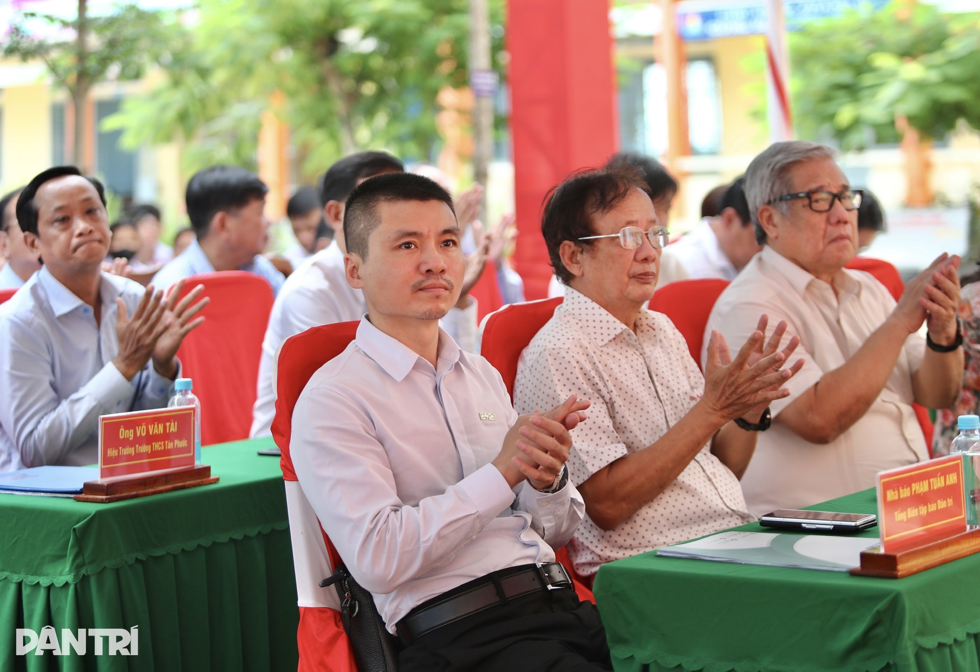 Trao 500 thẻ bảo hiểm y tế đến học sinh vùng biên giới Đồng Tháp - 3 Trao 500 thẻ bảo hiểm y tế đến học sinh vùng biên giới Đồng Tháp - 3