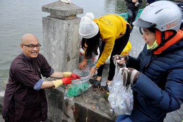 Nhà sư bám trụ hồ Tây xin rác người thả cá tiễn Táo quân