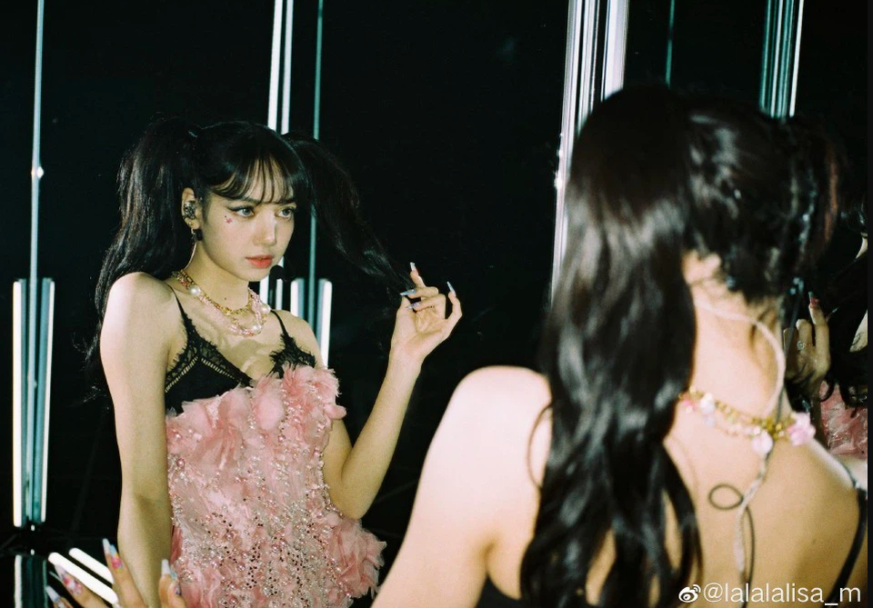 Bất ngờ với hình ảnh gợi cảm của Lisa (Blackpink) - 6 Bất ngờ với hình ảnh gợi cảm của Lisa (Blackpink) - 6