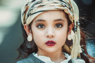 Khó rời mắt khỏi vẻ đẹp cuốn hút của bé gái Hà Nội