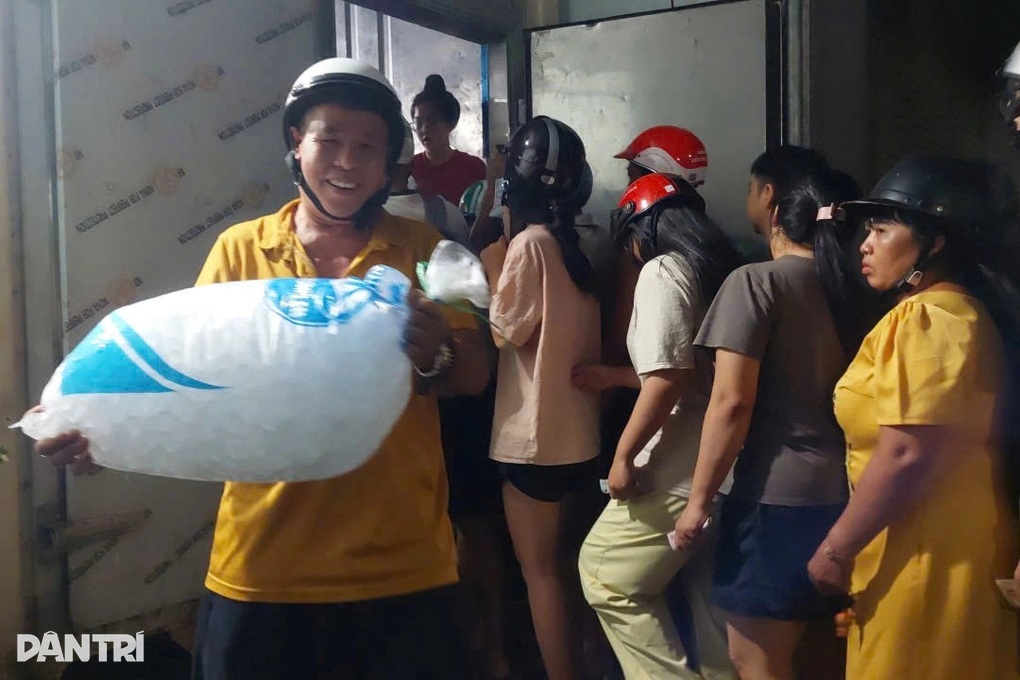 Người dân xếp hàng dài chờ 2 tiếng mua đá lạnh sau bão Kalmaegi - 2