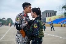 Chuyện tình sau nụ hôn bên Lăng Bác của đôi chiến sĩ diễu binh gây sốt