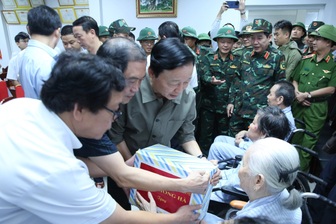 Phó Thủ tướng Trần Hồng Hà thăm hỏi các bệnh nhân vùng ngập lụt