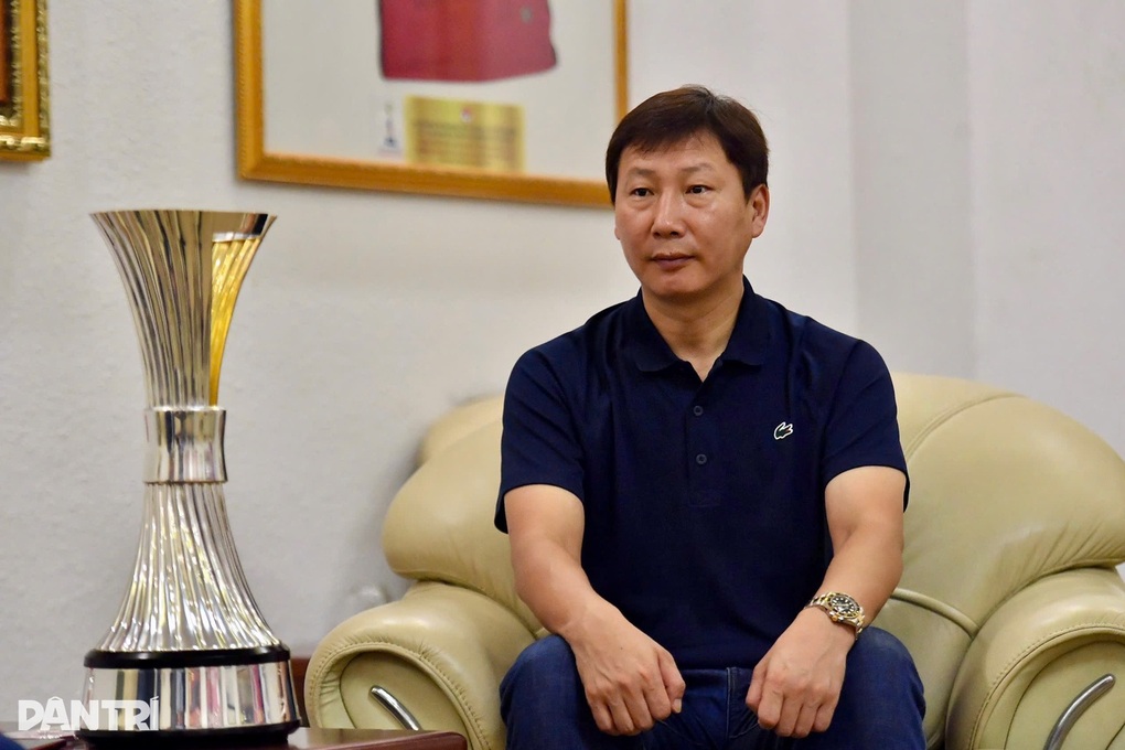គ្រូបង្វឹក Kim Sang Sik ផ្អើលនិយាយពីការឱនក្បាលដល់អាជ្ញាកណ្តាលក្នុងកាសែតកូរ៉េ - ២ HLV Kim Sang Sik nói bất ngờ về hành động vái lạy trọng tài trên báo Hàn - 2