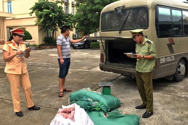 Phát hiện 2,6 tạ thịt, da lợn đã bốc mùi “làm thượng đế” trên xe khách