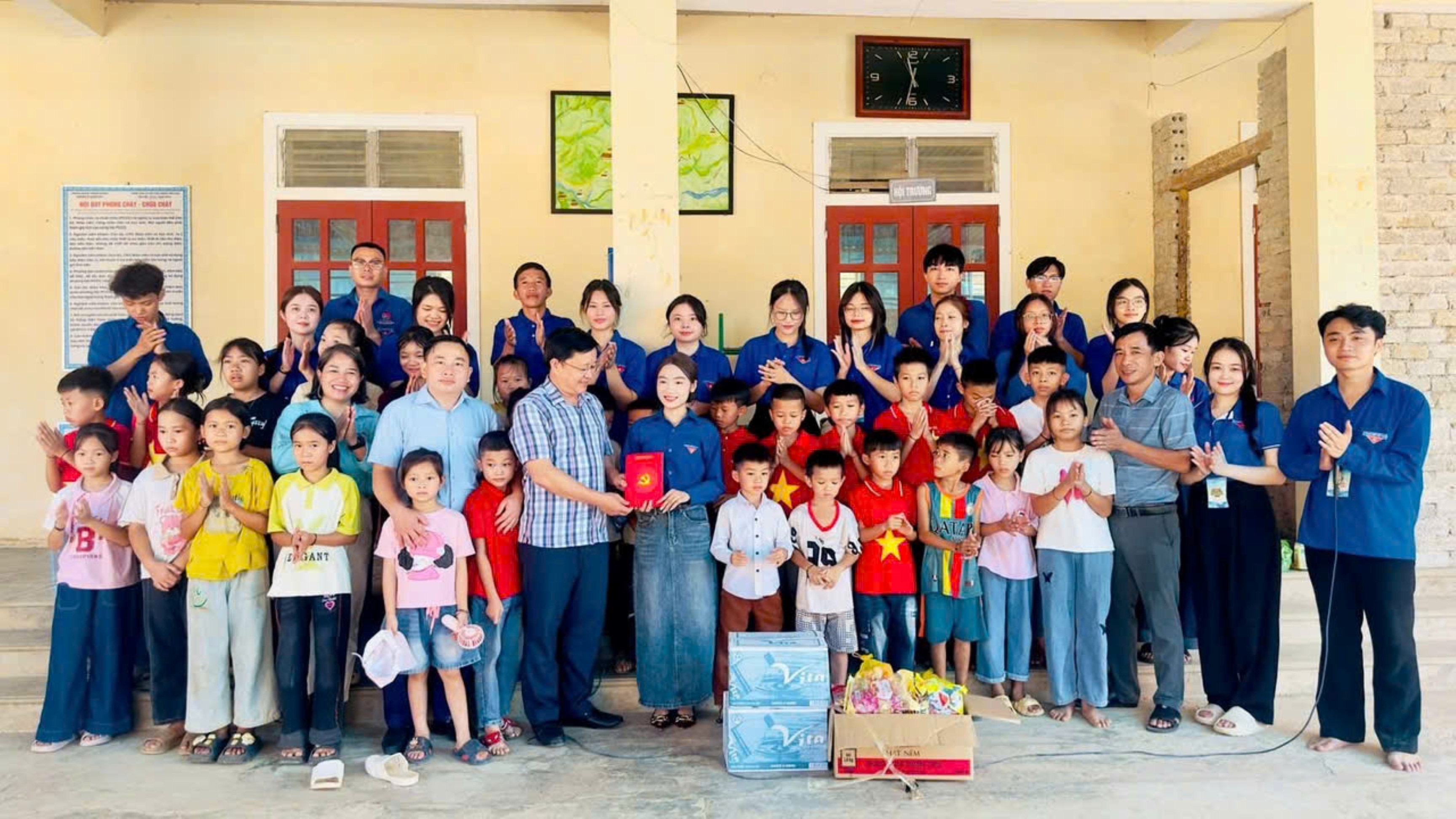 Ký ức khó quên của 24 bạn trẻ bị mắc kẹt ở vùng tâm lũ sau chiến dịch hè - 5 Ký ức khó quên của 24 bạn trẻ bị mắc kẹt ở vùng tâm lũ sau chiến dịch hè - 5