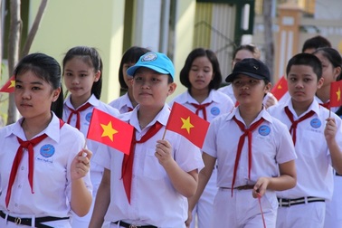 Cho con học trường điểm hay học trường thường?