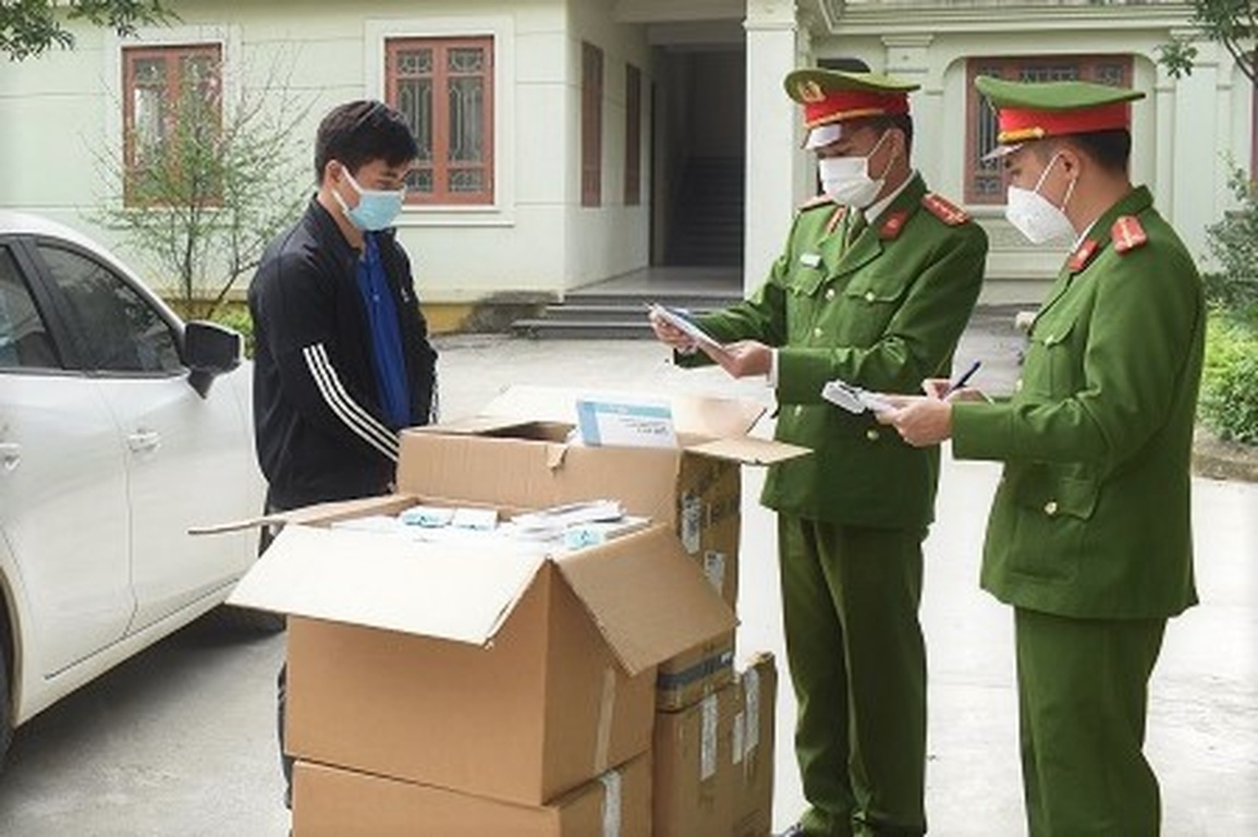 Nam thanh niên Hà Nội chở 2.000 que test lậu đi tiêu thụ - 1 Nam thanh niên Hà Nội chở 2.000 que test lậu đi tiêu thụ - 1