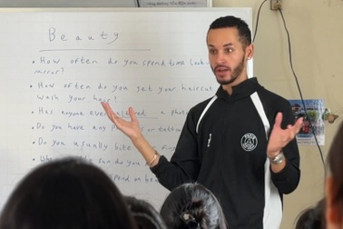 Lớp học 6 ngoại ngữ hơn 15 năm ẩn mình trong chùa Lá