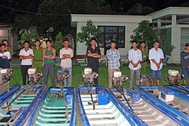 Bắt nóng 4 đối tượng chuyên trộm thuyền máy