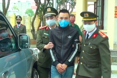 Mang súng trong người, gặp công an vứt xuống ruộng