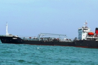 Tạm giữ tàu nước ngoài vận chuyển trái phép hơn 4.000 tấn xăng