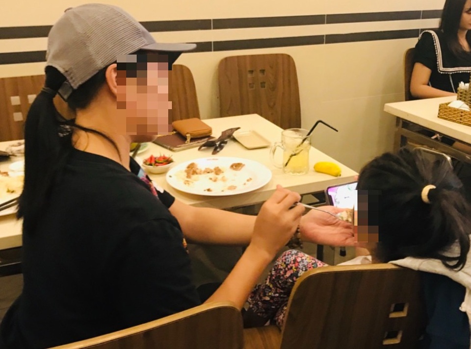 Khi bố mẹ yêu con qua... camera - 3