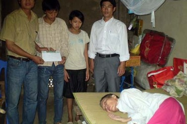 Quà nhân ái tiếp tục đến với hai hoàn cảnh đáng thương ở Hương Khê