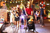 Du khách xếp hàng trải nghiệm ghe bơi và thời điểm tắt đèn ở Hội An