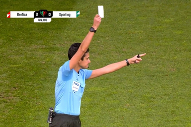 Thẻ trắng bất ngờ được sử dụng ở Cúp quốc gia nữ Bồ Đào Nha