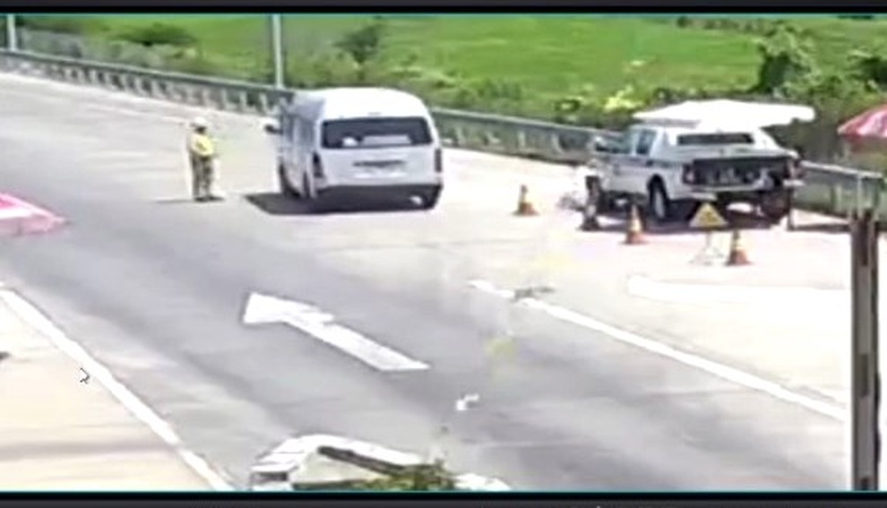 Tài xế thông chốt, hất văng cảnh sát giao thông lĩnh 30 tháng tù - 2