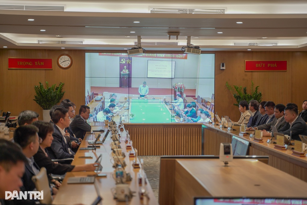 A tecnologia reduz o trabalho administrativo, aproximando os funcionários da comuna da população - 3 Công nghệ giảm tải việc hành chính để cán bộ xã gần dân hơn - 3