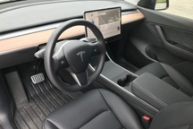 Không dùng phanh xe điện, cô gái trượt bài thi sát hạch lái xe