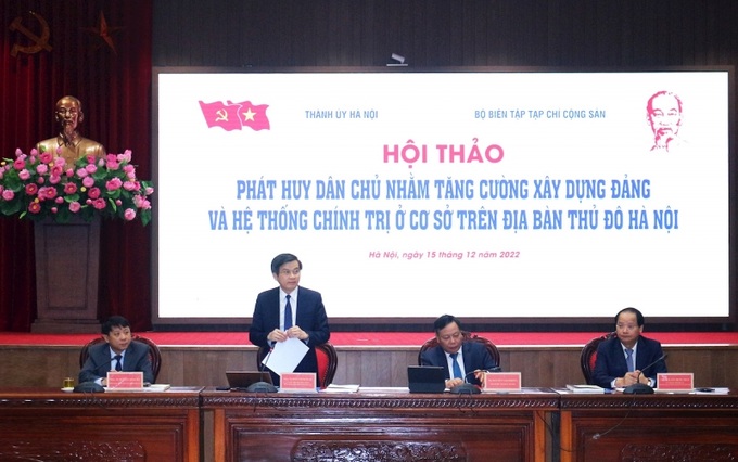 Phó Giáo sư, Tiến sĩ Đoàn Minh Huấn, Ủy viên Trung ương Đảng, Tổng Biên tập Tạp chí Cộng sản phát biểu tại hội thảo.