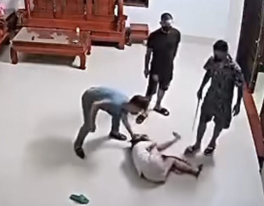 3 người đàn ông xông vào nhà đánh đập một phụ nữ giữa đêm - 1 3 người đàn ông xông vào nhà đánh đập một phụ nữ giữa đêm - 1