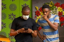 Nhiễm virus corona: Vì sao có người biểu hiện triệu chứng, người không?