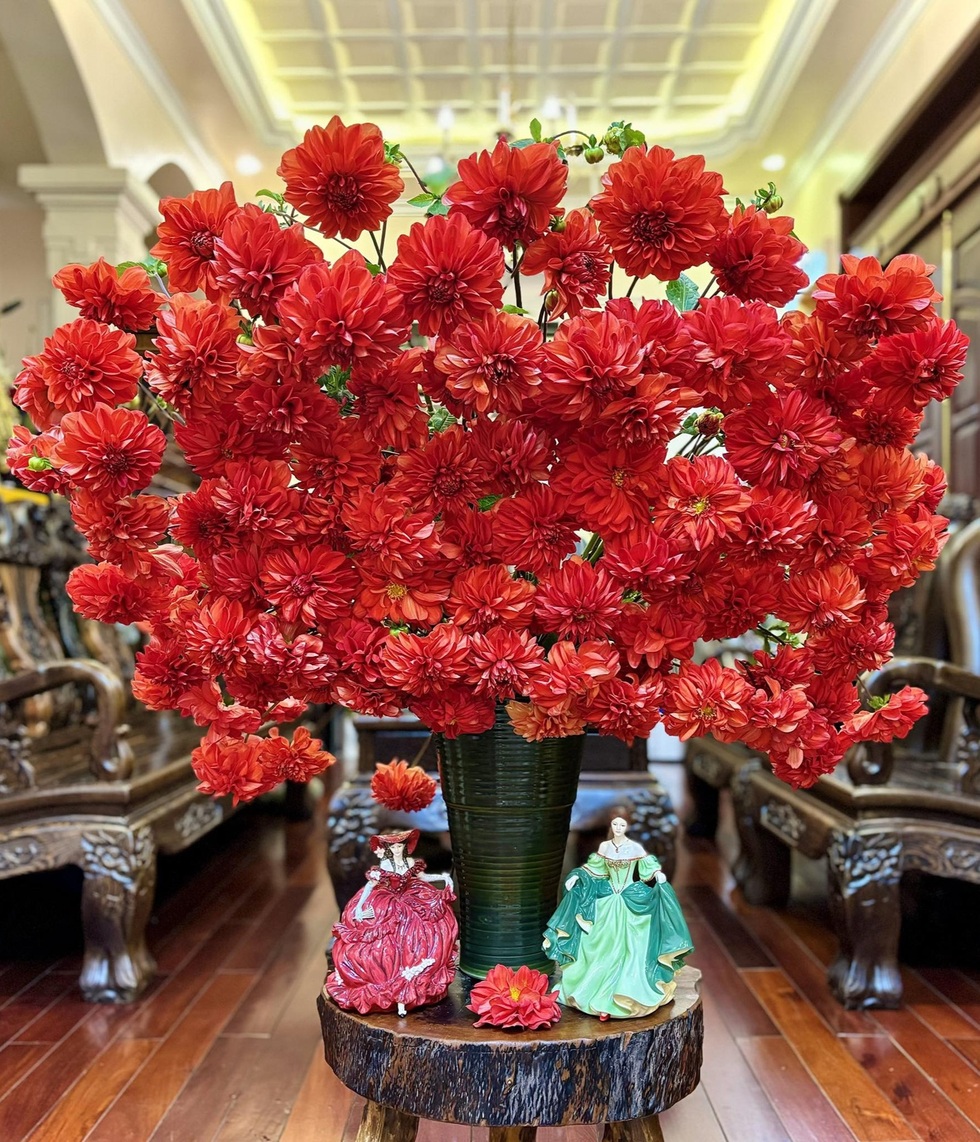 Người phụ nữ Hải Phòng chi trăm triệu cắm loạt bình hoa khổng lồ gây sốt - 4 Người phụ nữ Hải Phòng chi trăm triệu cắm loạt bình hoa khổng lồ gây sốt - 4