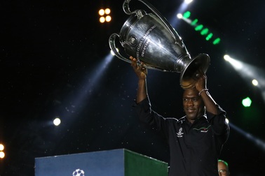 Clarence Seedorf giơ cao cúp vô địch UEFA cùng fan Việt