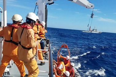 Tàu cứu nạn hàng hải cứu taù bị chìm ở gần quần đảo Hoàng Sa