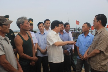Phó Thủ tướng Trịnh Đình Dũng động viên ngư dân Quảng Trị