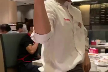 Bồi bản nhảy sexy khiến thực khách mải ngắm quên ăn