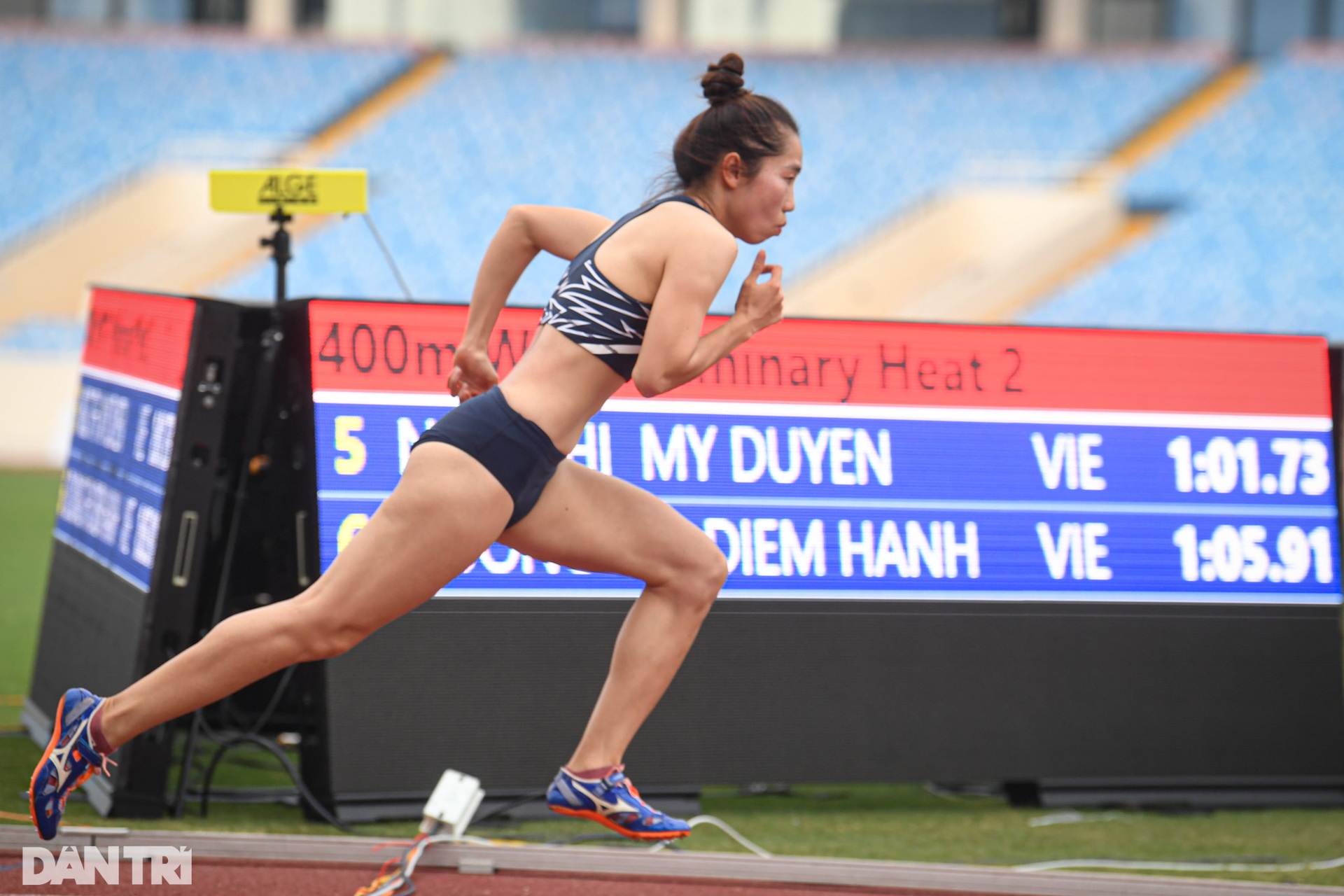 Quách Công Lịch bất ngờ nằm sân, bỏ thi tại giải điền kinh tiền SEA Games - 12 Quách Công Lịch bất ngờ nằm sân, bỏ thi tại giải điền kinh tiền SEA Games - 12