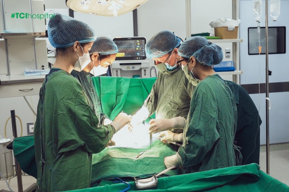 Kịp thời cứu chữa bệnh nhân u xơ tử cung lớn, biến chứng cường kinh