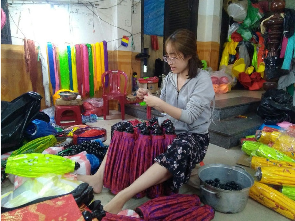 Giữa dịch corona, nghề đèn lồng 400 năm vẫn tấp nập phố Hội - 6 Giữa dịch corona, nghề đèn lồng 400 năm vẫn tấp nập phố Hội - 6