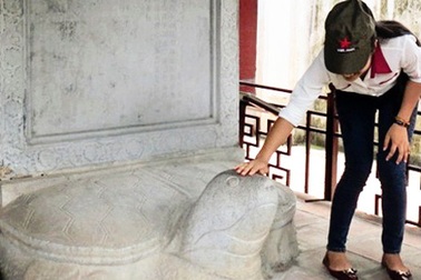 Sĩ tử cố vượt rào sờ đầu rùa Văn Miếu cầu may