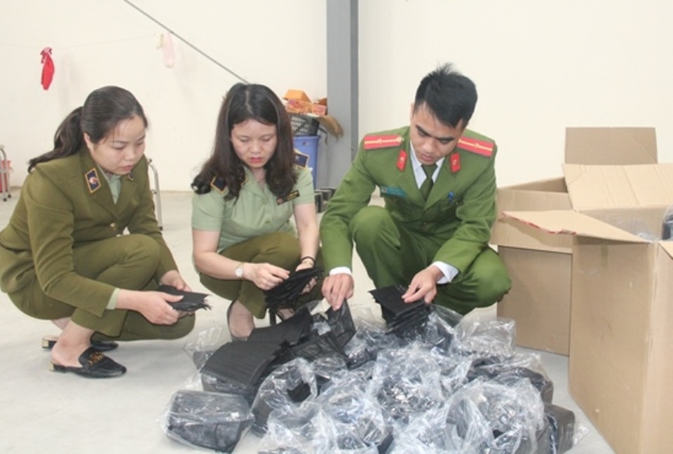 Thu giữ hàng nghìn khẩu trang y tế không nhãn mác được bán với giá cao - 1