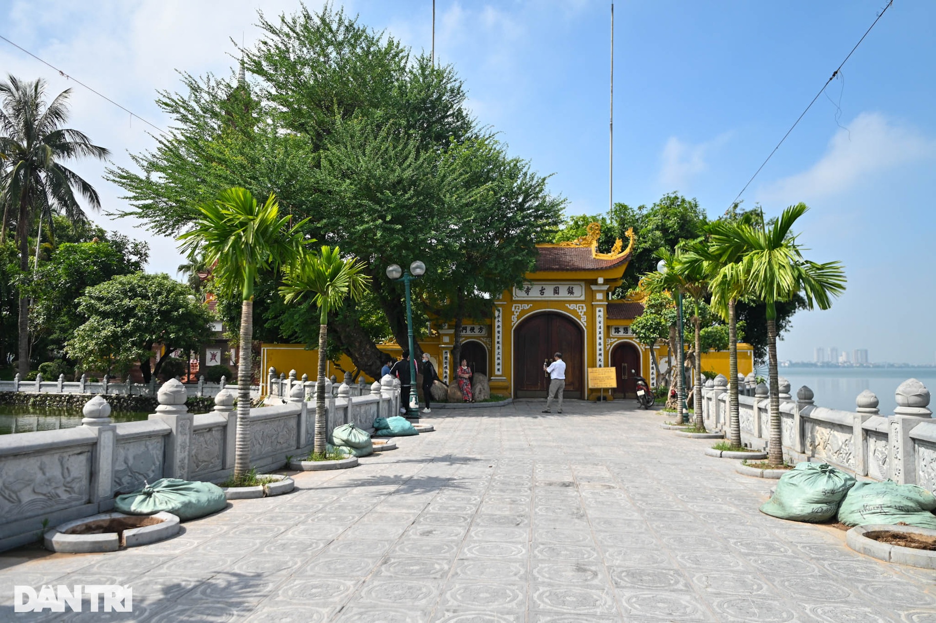 Giới trẻ đổ xô về chùa Hà vái vọng cầu duyên trong ngày 20/10 - 16