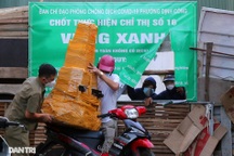 Nhiều ngõ phố Hà Nội bị chặn "cứng" để siết việc ra đường của người dân