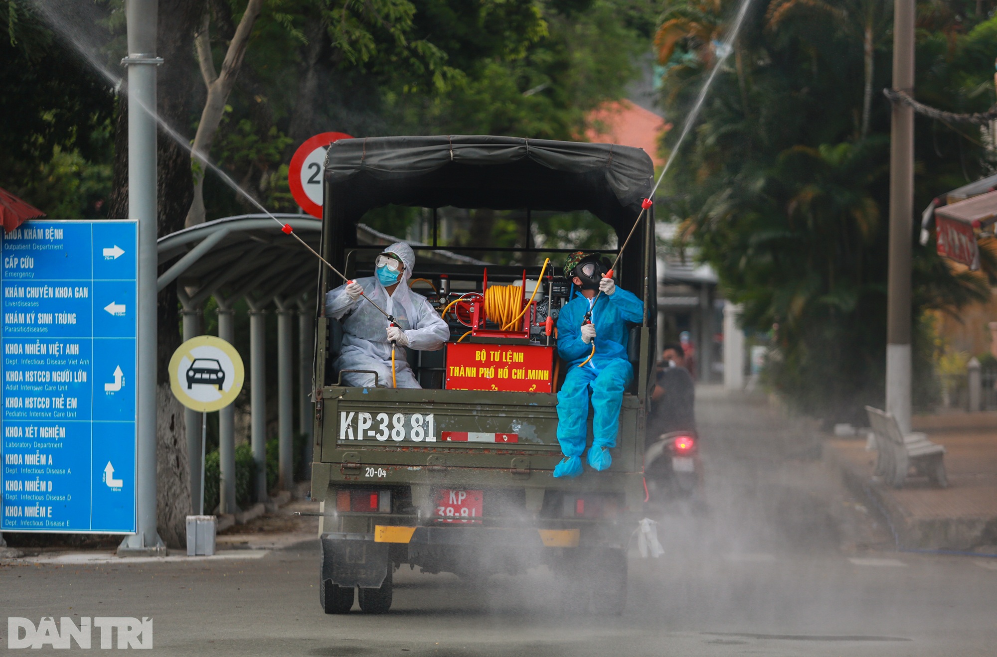 Khử khuẩn toàn bộ BV Bệnh Nhiệt Đới TPHCM, nơi có 53 ca nhiễm SARS-CoV-2 - 13 Khử khuẩn toàn bộ BV Bệnh Nhiệt Đới TPHCM, nơi có 53 ca nhiễm SARS-CoV-2 - 13