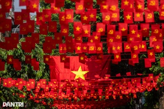 Thủ đô rực rỡ cờ hoa, người dân đi trong muôn ánh sao vàng tung bay rực rỡ