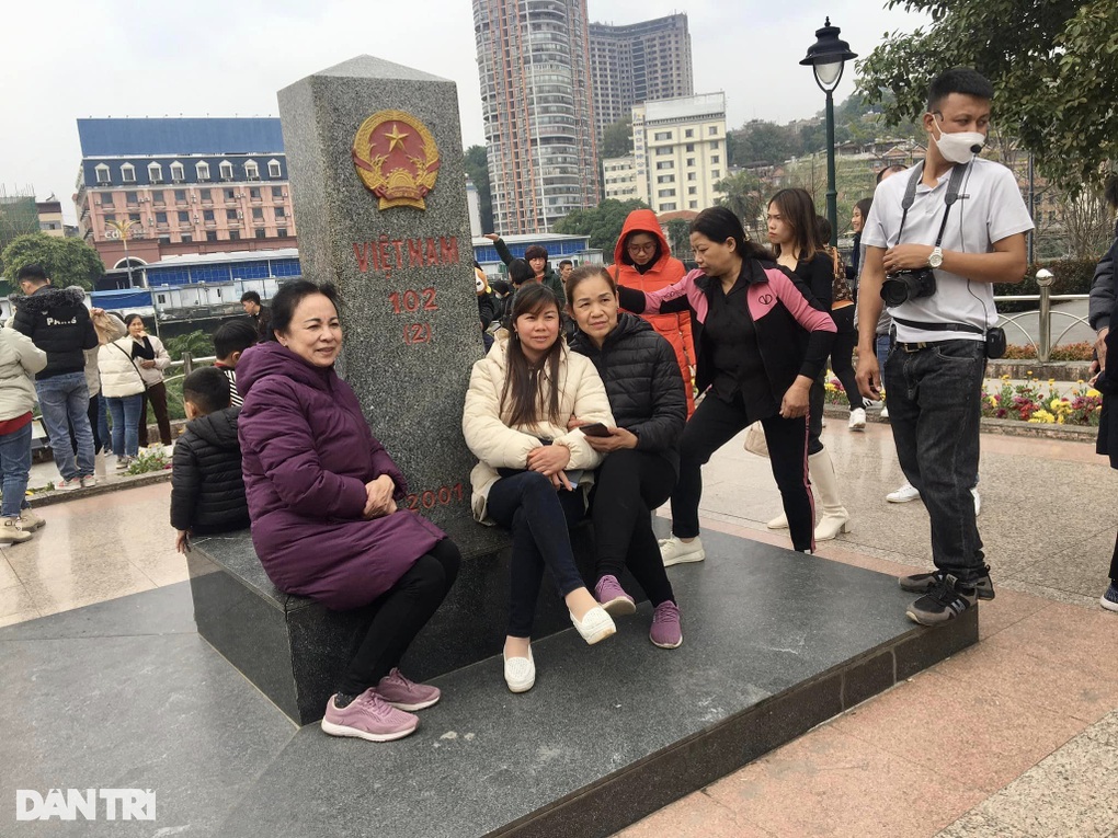 Ngày mùng 7 Tết, hàng ngàn người tới thăm Cửa khẩu quốc tế Lào Cai - 3 Ngày mùng 7 Tết, hàng ngàn người tới thăm Cửa khẩu quốc tế Lào Cai - 3